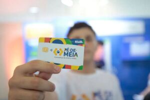 Menino seguran&ccedil;a cart&atilde;o do P&eacute;-de-Meia.