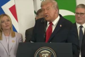 Primeira ministra italiana e Donald Trump discursando.