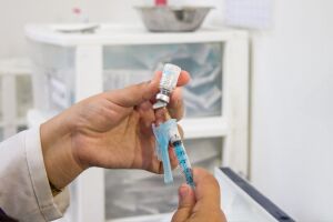 Vacina contra o v&iacute;rus sincicial pronta para uso em campanhas de preven&ccedil;&atilde;o.