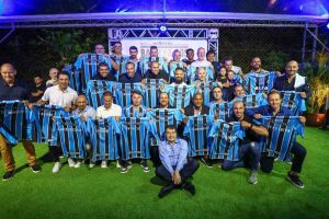 Ex-atletas e funcion&aacute;rios posam para foto para comemorar os 20 anos da Batalha dos Aflitos.