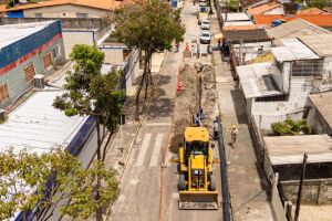 Obra da Compesa no bairro do Ipsep.
