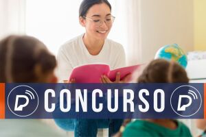 Professora lendo livro para alunos. 