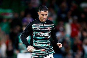 Cristiano Ronaldo durante aquecimento por Portugal.