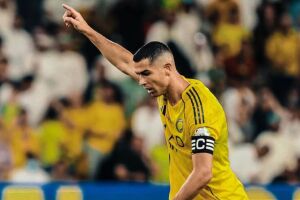 Cristiano Ronaldo comemorando gol com a camisa do Al-Nassr.