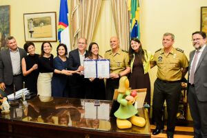 Mano Medeiros ao lado de Raquel Lyra e do e o comandante Militar do Nordeste, general Ribeiro.