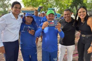 J&uacute;nior de Irm&atilde; T&ecirc;ca entrega 34 novos celulares e amplia Conecta Gari. 