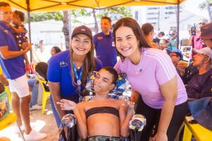 Secret&aacute;ria Andrea Galdino e a Prefeita Mirella Almeida ao lado de um usu&aacute;rio do servi&ccedil;o.