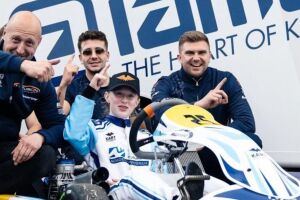 Ella H&auml;kkinen inicia sua jornada na Academia de Pilotos da McLaren, seguindo o legado do pai bicampe&atilde;o.