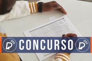 Pessoa marcando gabarito de concurso.