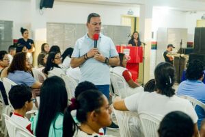Prefeito Sivaldo Albino, de Garanhuns, em evento de educa&ccedil;&atilde;o.