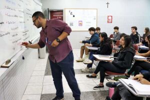 Professor em sala de aula.