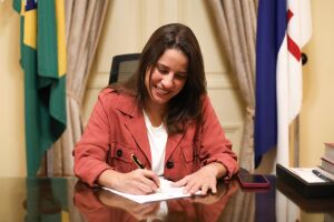 Governadora Raquel Lyra no pal&aacute;cio assinando documento 