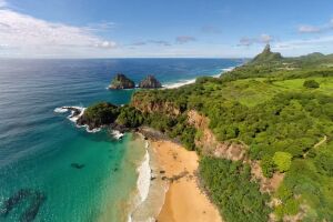 Vista da Ba&iacute;a do Sancho, com fal&eacute;sias e mar cristalino que marcam a paisagem de Fernando de Noronha.