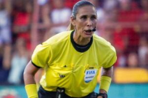 &Aacute;rbitra Deborah Cec&iacute;lia &eacute; suspensa por 180 dias.