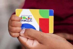 Homem segurando cart&atilde;o do Bolsa Fam&iacute;lia.