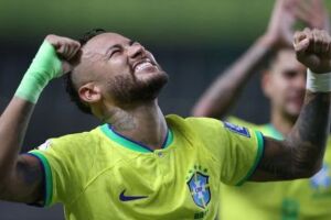 Neymar comemorando gol contra a Bol&iacute;via em 2023. 