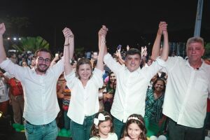 Lula e Eduardo da Fonte ao lado do prefeito de Timba&uacute;ba, em Pernambuco.