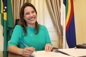 Governadora Raquel Lyra assinando documento.