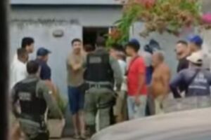 Momento em que pol&iacute;cia prende jovem de 18 anos, suspeito de esfaquear idosa.