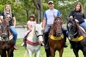 Pastor J&uacute;nior T&eacute;rcio com sua fam&iacute;lia montada em cavalos.