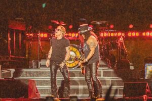A forma&ccedil;&atilde;o atual do Guns N' Roses em turn&ecirc; mundial. Axl Rose e Slash em destaque.