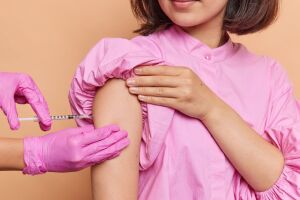 Profissional de sa&uacute;de prepara dose da vacina contra Influenza durante campanha nacional de imuniza&ccedil;&atilde;o em posto de sa&uacute;de.