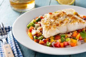 Prato de bacalhau preparado para as festas de fim de ano, tradi&ccedil;&atilde;o presente nas mesas brasileiras.