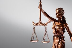 A imagem de T&ecirc;mis, de olhos vendados e balan&ccedil;a em m&atilde;os, remete ao ideal de Justi&ccedil;a aplicada de forma igualit&aacute;ria.