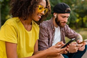 Usu&aacute;rios praticam idiomas em celulares usando apps gratuitos de aprendizado.