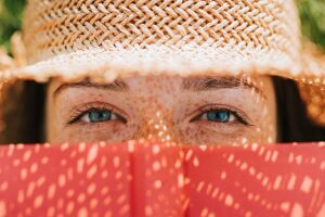 Calor intenso e sol forte exigem cuidados simples para proteger os olhos.