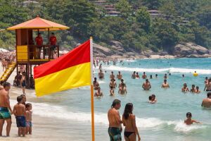 Banhistas aproveitam o mar em &aacute;rea sinalizada e com a presen&ccedil;a de guarda-vidas, seguindo orienta&ccedil;&otilde;es de seguran&ccedil;a na praia.