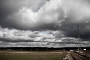 Nuvens carregadas indicam instabilidade do tempo em Minas Gerais, com alerta de chuva forte e possibilidade de granizo.