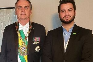 Filipe Martins, ex-assessor de Bolsonaro, ao lado do ex-presidente. 