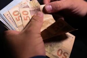 Pessoa contanto dinheiro.