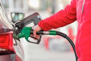 Pessoa abastecendo ve&iacute;culo.