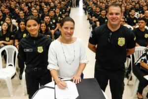 Raquel Lyra ao lado de policiais penais