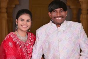 Suraj Chavan, homem considerado o mais bonito da &Iacute;ndia, ao lado de sua esposa.