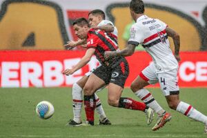 Vit&oacute;ria x S&atilde;o Paulo se enfrentam neste domingo (07).