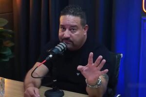 Pastor participa de podcast e gesticula enquanto comenta tema em est&uacute;dio.