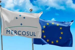 Bandeiras do Mercosul e Uni&atilde;o Europeia.