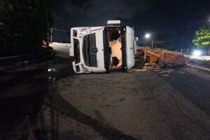 Imagem do caminh&atilde;o que estava carregado com madeira tombado, na BR-101.