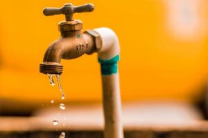 Torneira pingando &aacute;gua.