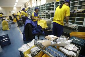 Trabalhadores do Correios.