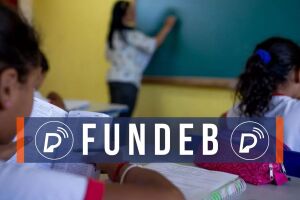 Professora dando aula para crian&ccedil;as em escola.