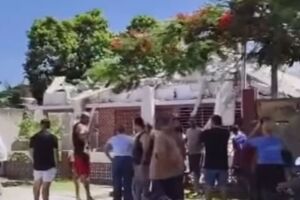 Galp&atilde;o desaba e atinge casa em Piedade. 