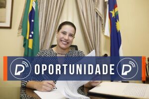Governadora Raquel Lyra assinando documento.