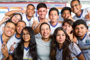 Governadora Raquel Lyra com alunos da rede estadual de Pernambuco.