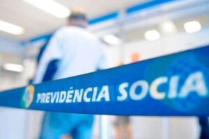 Homem em fila do INSS.