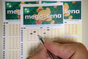 Pessoa marcando cartelas da Mega-Sena.
