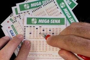 Pessoa marcando cartelas da Mega-Sena.